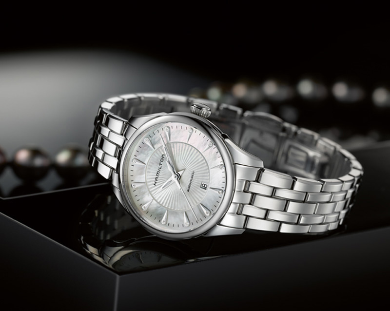 đồng hồ Hamilton nữ có thiết kế tròn trịa và không quá góc cạnh sẽ là lựa chọn là đầu tư đúng đắn của các quý cô công sở