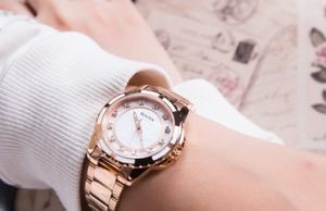 Đồng hồ Bulova đính kim cương - Món quà của tình yêu