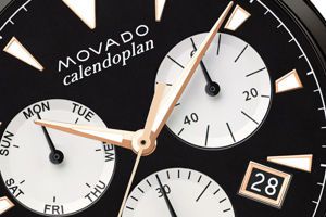 Đồng hồ Movado Series 800 có 3 mặt đồng hồ nhỏ chỉ thời gian, với số 12 giờ được làm bằng tam giác Explorer