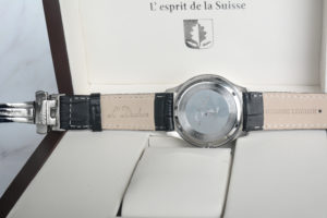 thống số đồng hồ thể hiện mặt sau