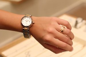 Đồng hồ Omega dây kim loại Dewdrop cá tính dành cho bạn nữ