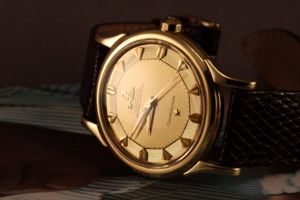 Đồng hồ Omega mặt bát quái có giá bao nhiêu?