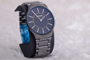 Đồng hồ Rado dây đá đen có điểm gì thu hút người dùng?