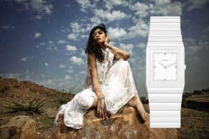 Đồng hồ Rado nữ mặt vuông có hợp với cô nàng nữ tính?