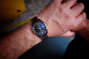 Trên tay đồng hồ dây bằng đá Rado Hyperchrome automatic mới