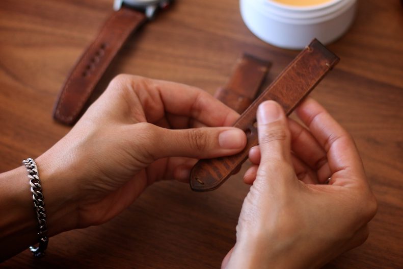 Cách vệ sinh dây da đồng hồ đeo tay cho người mới dùng 1