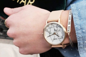 Top 3 đồng hồ nữ dây da mặt tròn lạ mắt ấn tượng nhất 2017