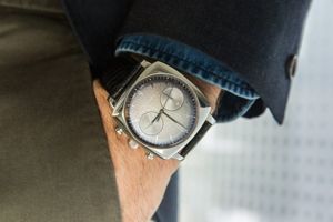 Đồng hồ dây da mặt vuông và hàng triệu bí mật xung quanh