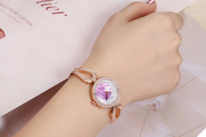 đồng hồ đeo tay dạng lắc siêu đẹp