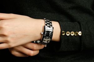 Làm thế nào để đeo đồng hồ Tissot nam mặt vuông đẹp nhất?