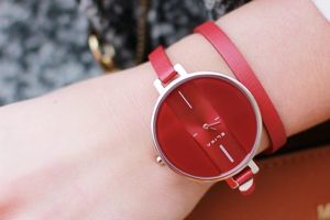 đồng hồ Elixa mặt sapphire chống va đập tốt