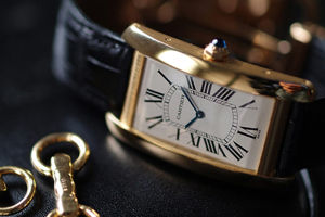 dong ho co mat vuong