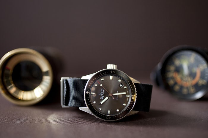 dong ho co chay bang gi