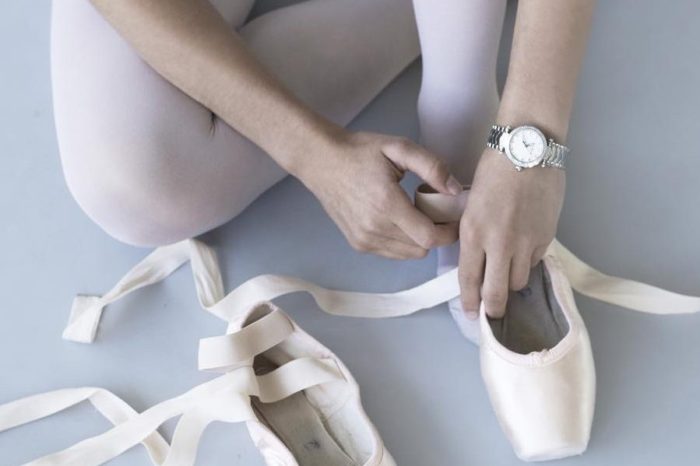 Tại sao lại không có nhiều đồng hồ cơ nữ đẹp lộ máy? 2 dong ho co nu