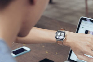 Đông hồ nhiễm từ bởi điện thoại