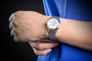 Đồng hồ nữ dây lim loại Aerowatch