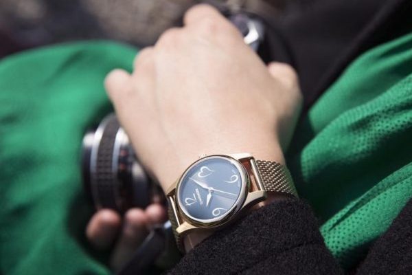 đồng hồ nữ dây kim loại