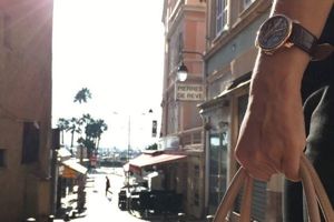 đồng hồ dây da mặt vàng sang trọng và quyền năng