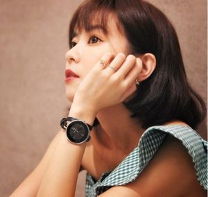 Đồng hồ nữ mặt tròn thương hiệu Elixa