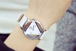 đồng hồ tam giác hàn quốc