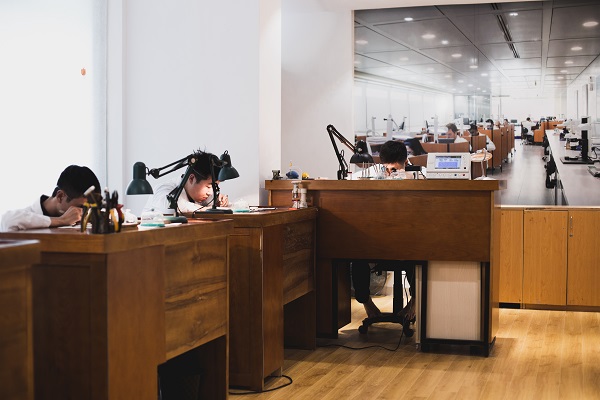 Đánh bóng đồng hồ kim loại- Khó hay dễ?