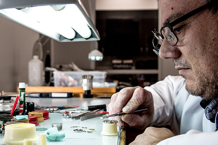 Thay mặt kính đồng hồ việc làm không thể bỏ qua