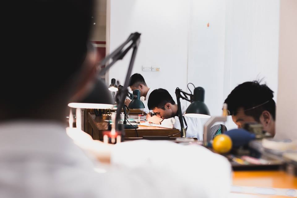 Cách vệ sinh đồng hồ dây kim loại