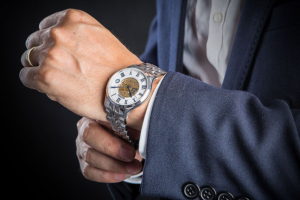 Cảm quan cỗ máy nhìn khá thon gọn so với size mặt 41mm