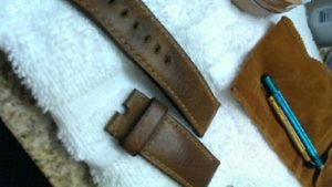 vệ sinh dây da đồng hồ