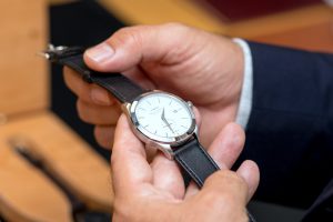 Mua đồng hồ cũ hay đồng hồ mới