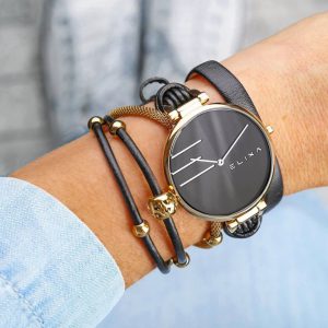 đồng hồ và lắc tay