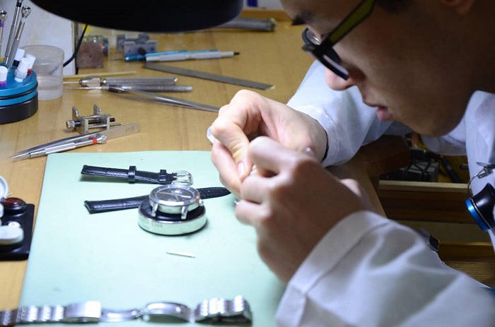 Thay dây đồng hồ kim loại