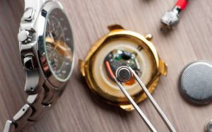 Hỏi đáp: đồng hồ đã thay pin mới những không chạy sau vài ngày sử dụng