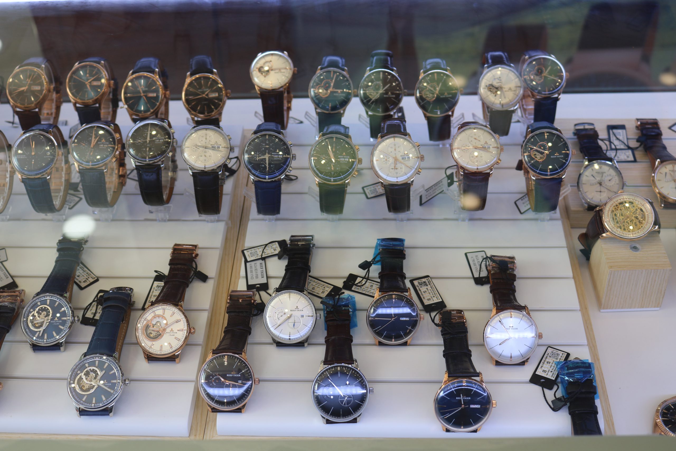 cửa hàng đồng hồ Thụy Sỹ tại TP.HCM