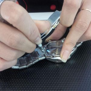 cắt mắt dây đồng hồ uy tín giá rẻ tại HCM