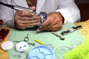 thay dây cao su đồng hồ