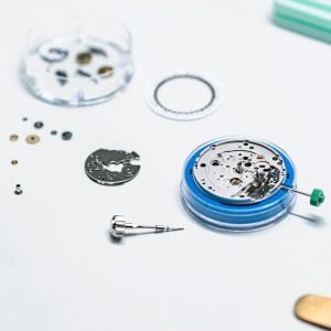 Chi phí lau dầu đồng hồ bao nhiêu tiền?