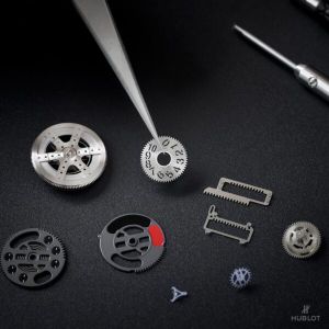 Lau dầu đồng hồ Hublot