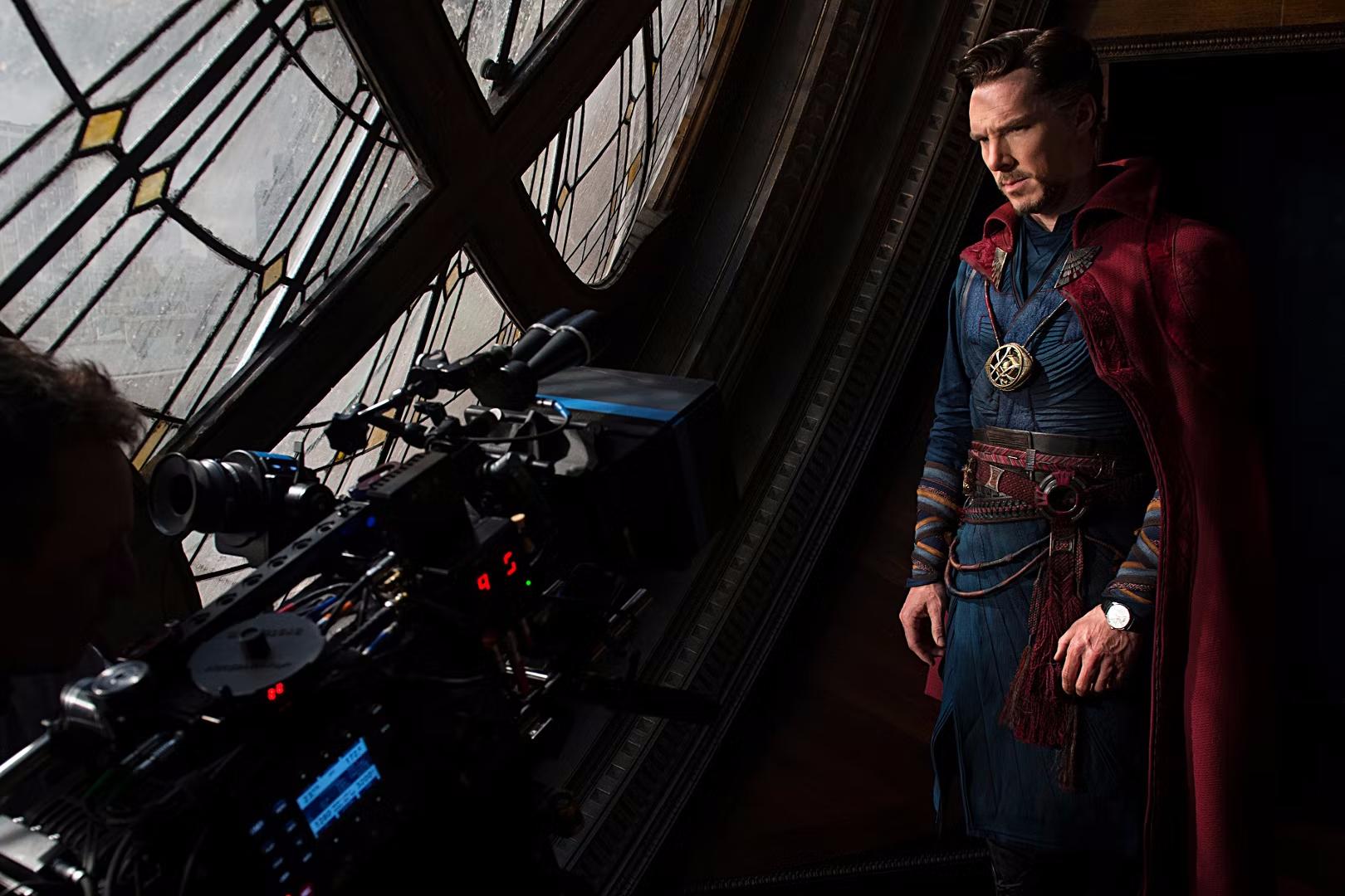 Cảnh hậu trường của Benedict Cumberbatch trong bộ trang phục đầy đủ của Doctor Strange, hoàn chỉnh với JLC của anh ấy trong Doctor Strange. Ảnh, Marvel Studios / Công ty Walt Disney