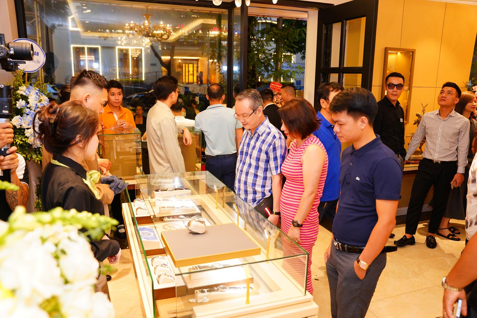 erawatch đón tiếp khách hàng đến mua đồng hồ trong buổi khai trương