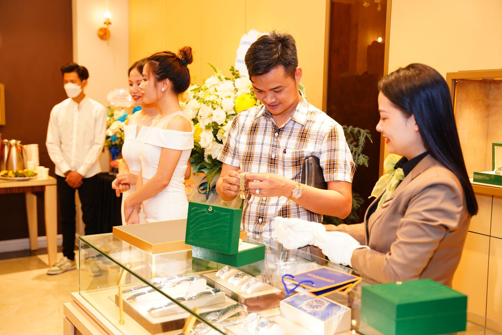 nhân viên Erawatch tư vấn cho khách hàng