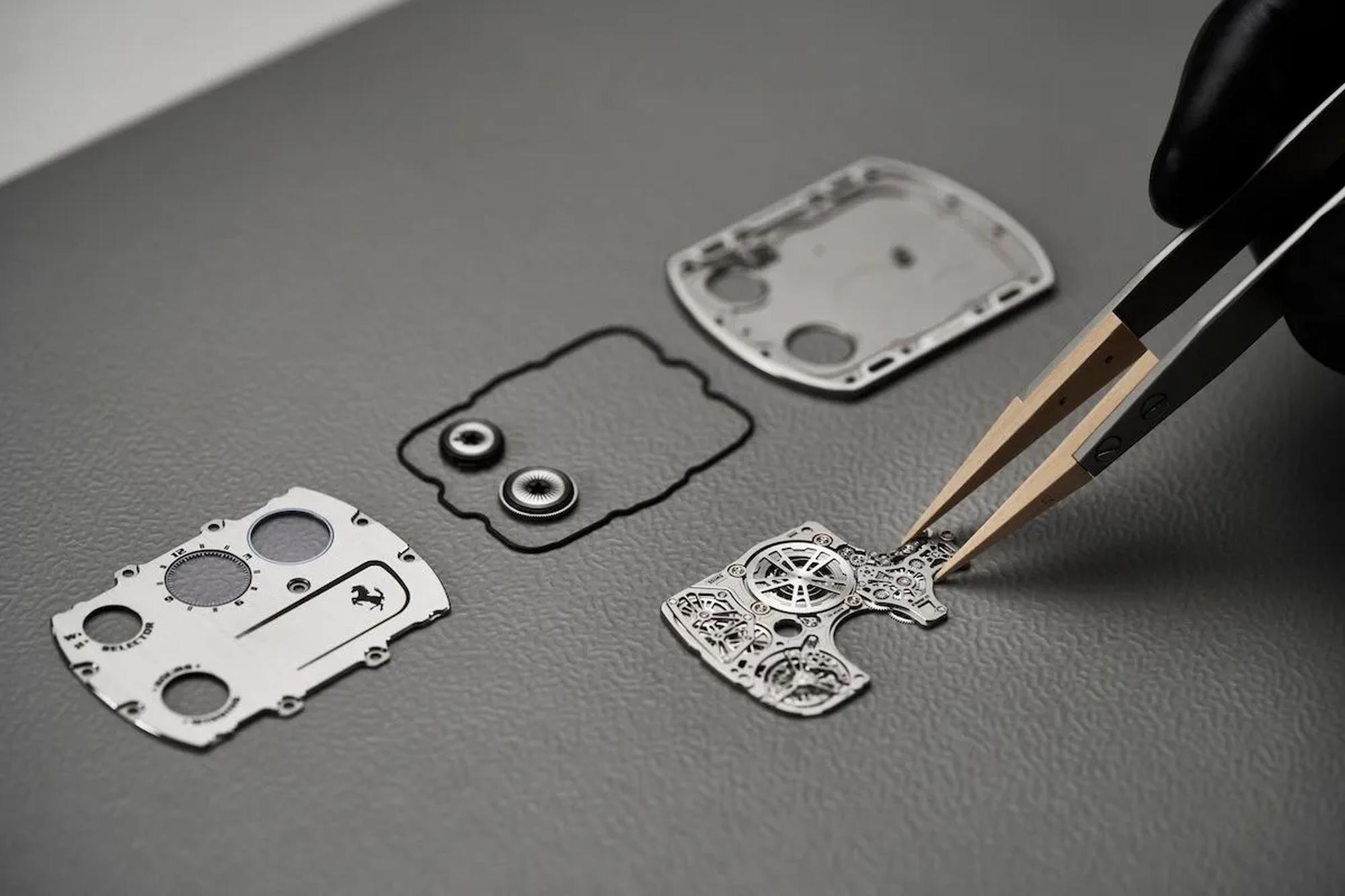 Cận cảnh RM UP-01 Ferrari, đồng hồ cơ mỏng nhất thế giới