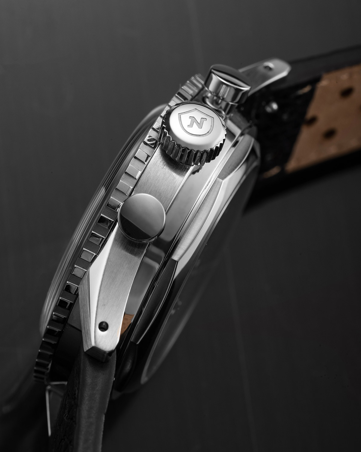 Niwala phát hành phiên bản giới hạn Charonoking 'Paul Neumann' Orange Pjoux 23 Vz