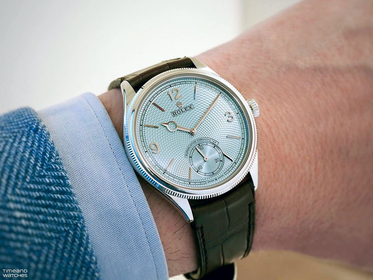 Rolex Perpetual 1908 bằng bạch kim với mặt số Guilloché