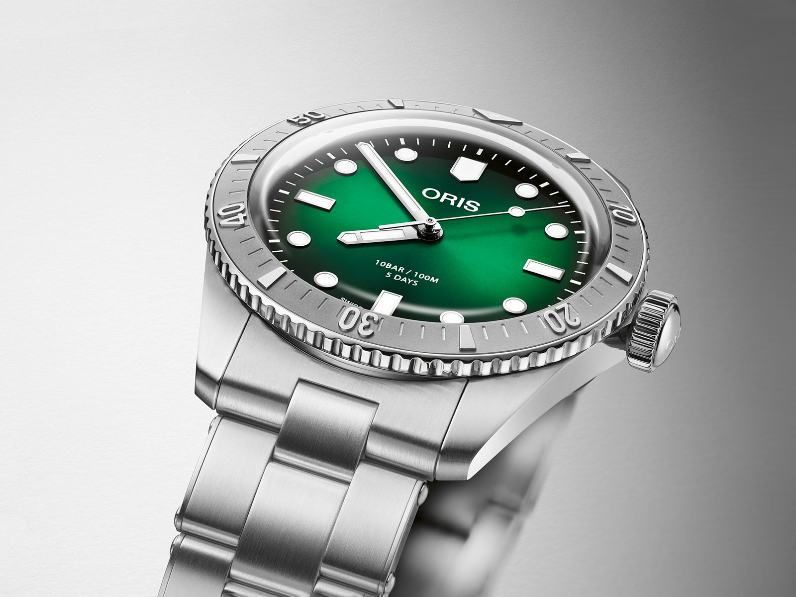 Ra mắt chiếc đồng hồ Oris Divers Sixty-Five Calibre 400 38mm màu xanh lá