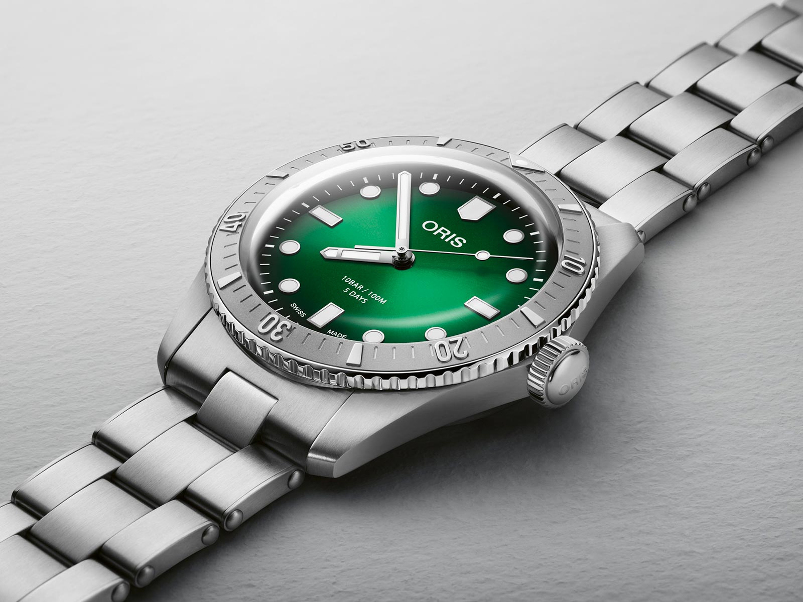 Ra mắt chiếc đồng hồ Oris Divers Sixty-Five Calibre 400 38mm màu xanh lá