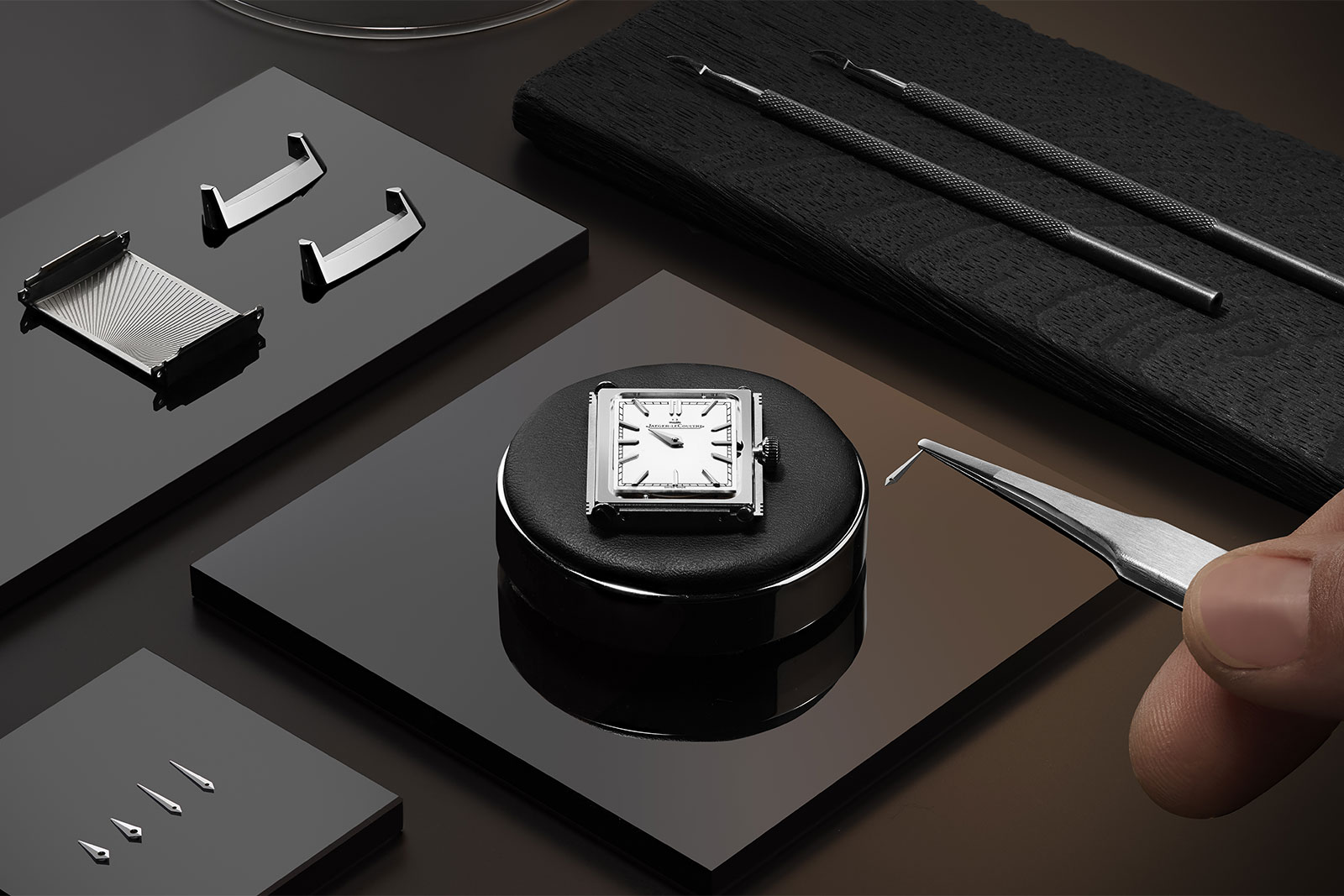 Jaeger-LeCoultre giới thiệu Reverso Tribute Monoface với kích thước mới