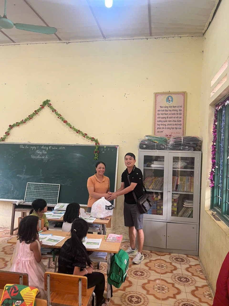 Trao quà cho các em học sinh