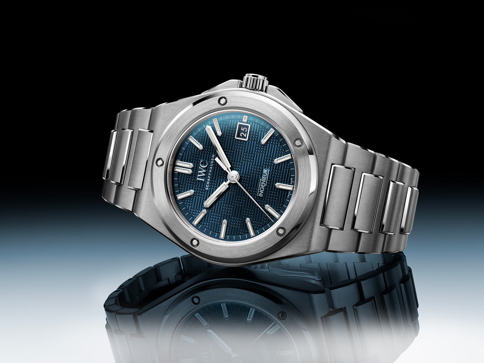 IWC Ingenieur Automatic 40 ra mắt phiên bản mặt số xanh.