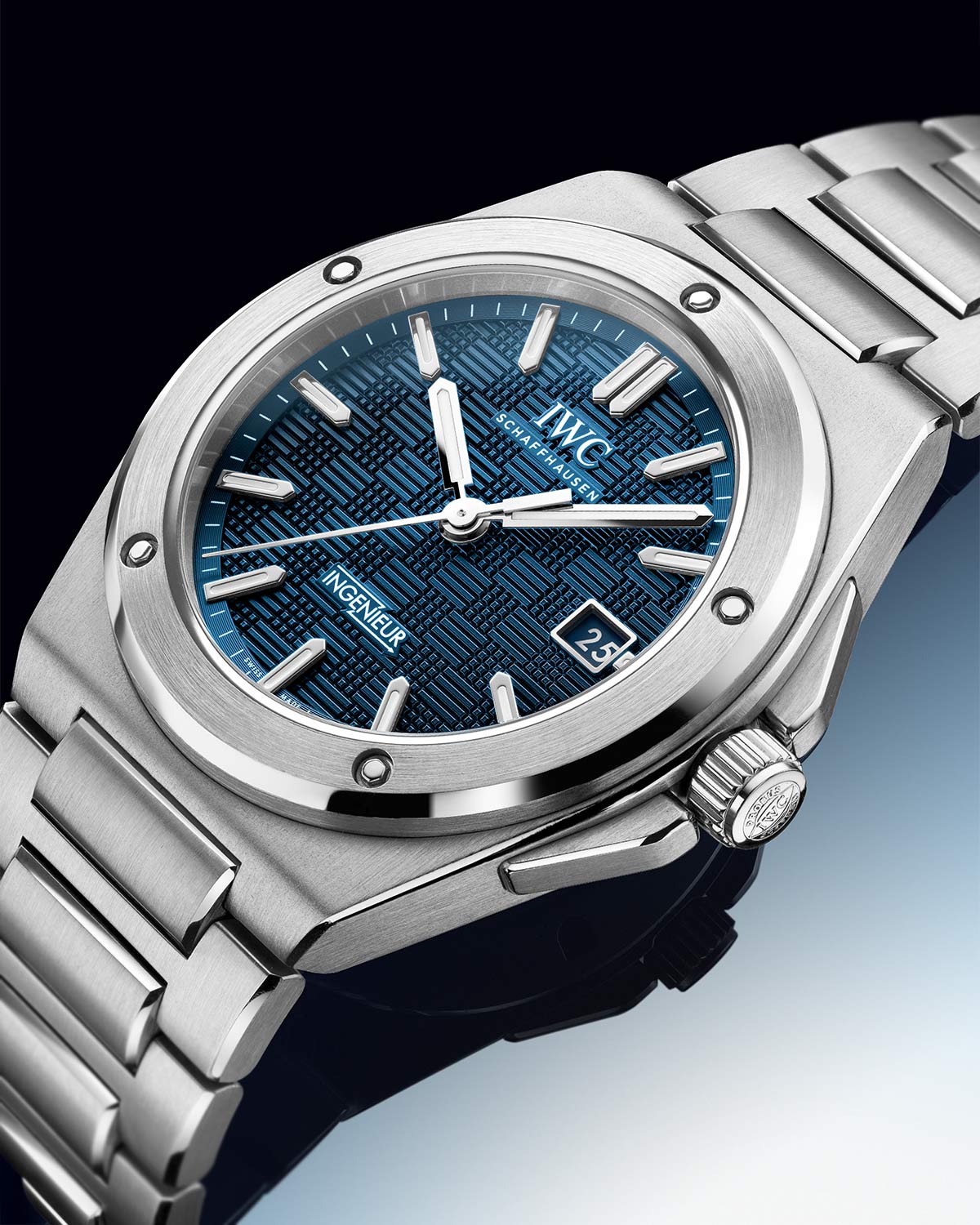 IWC Ingenieur Automatic 40 ra mắt phiên bản mặt số xanh.